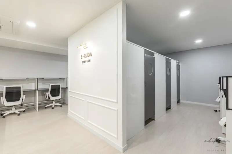 화이트 & 그레이 미니멀 스터디카페 좌석 공간